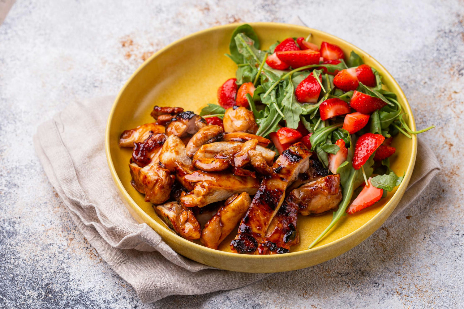 Kergelt vürtsikas marineeritud kanaliha maasika-rukolasalatiga: Hero Image - Pos 1