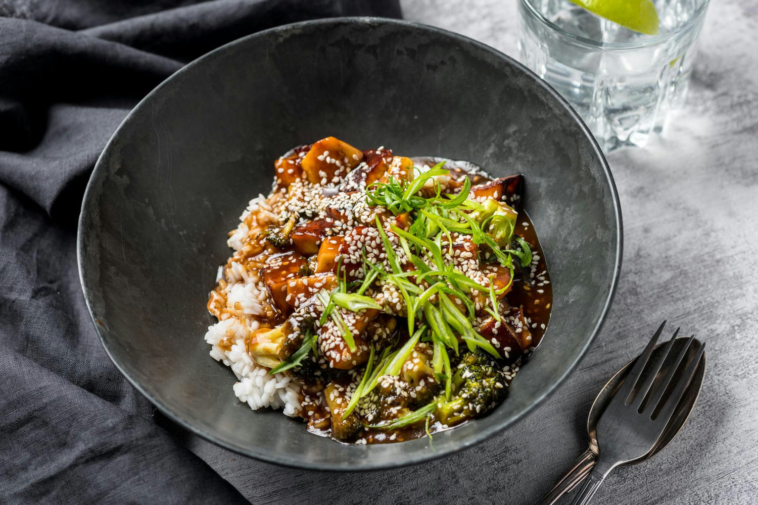 "Pannil praetud tofu brokoli, hoisin kastme ja riisiga", Pannil praetud tofu hoisin kastme ja riisiga : Hero Image - Pos 1