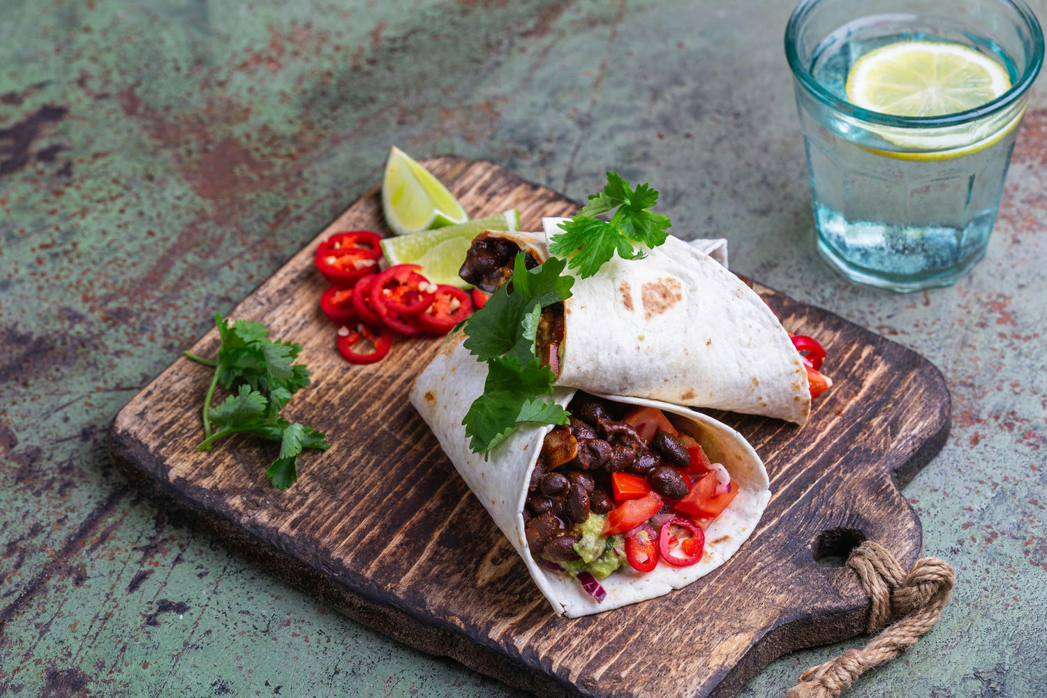 "Vegan tortiljad ubade, guacamole ja vürtsika tomatisalsaga": Hero Image - Pos 1