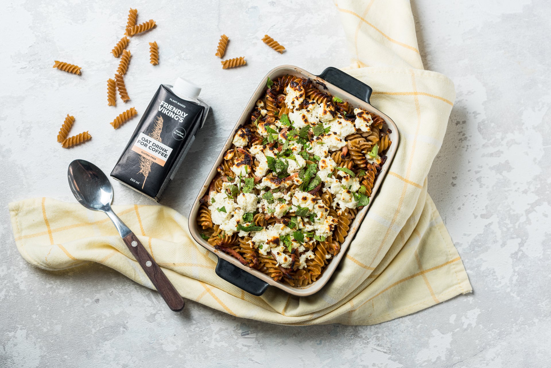 Koorene ahjupasta kaerajoogi, seapeekoni ja feta juustuga