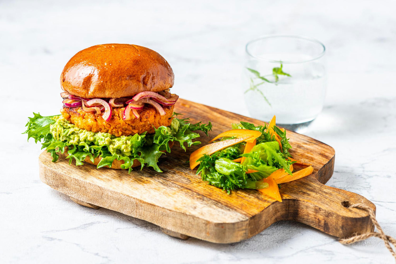 Vegan burger avokaado ja marineeritud sibulaga: Hero Image - Pos 1