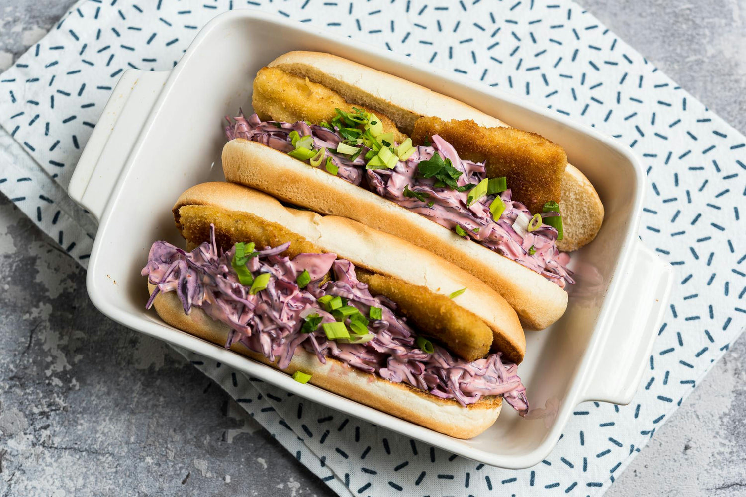 Vietnamipärased hot dogid paneeritud valge kala ja kapsasalatiga, Vietnamipärased hot dogid paneeritud Peipsi kohafilee ja kapsasalatiga: Hero Image - Pos 1