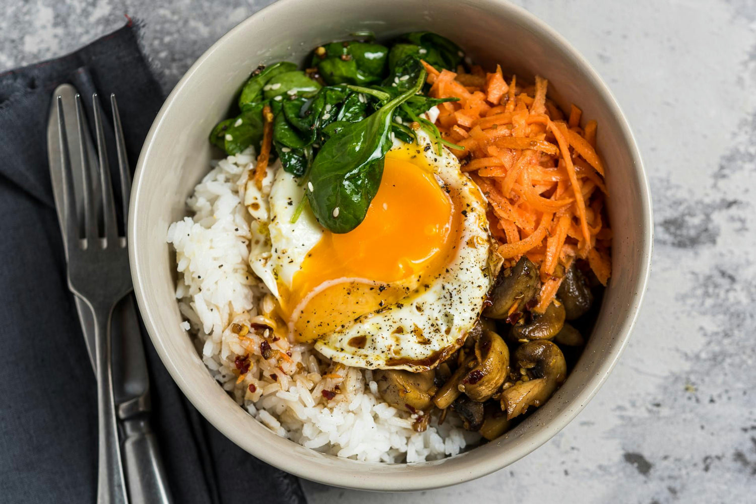 Koreapärane bibimbap röstitud seente ja köögiviljadega: Hero Image - Pos 1