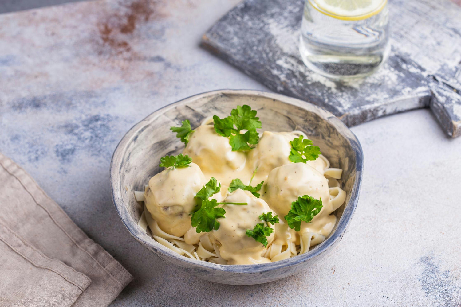 Rootsipärane pasta lihapallidega sinepises koorekastmes: Hero Image - Pos 1