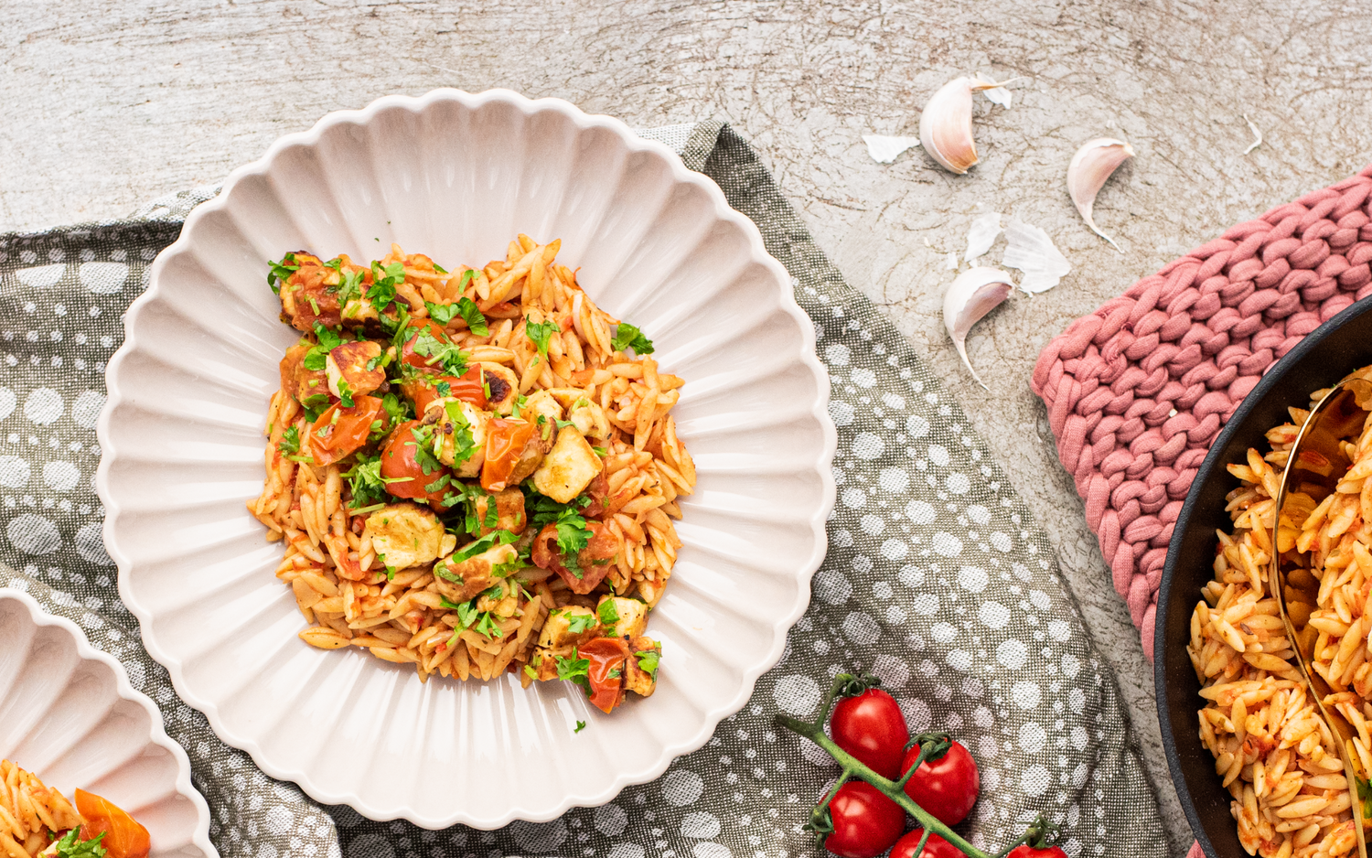 Tomatine orzo pasta krõbeda praejuustuga: Hero Image - Pos 1