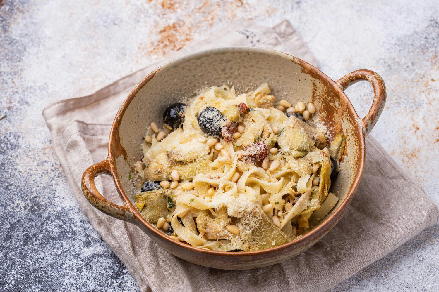 "Tagliatelle pasta krõbeda artišoki, oliivide ja seedermänniseemnetega": Hero Image - Pos 1