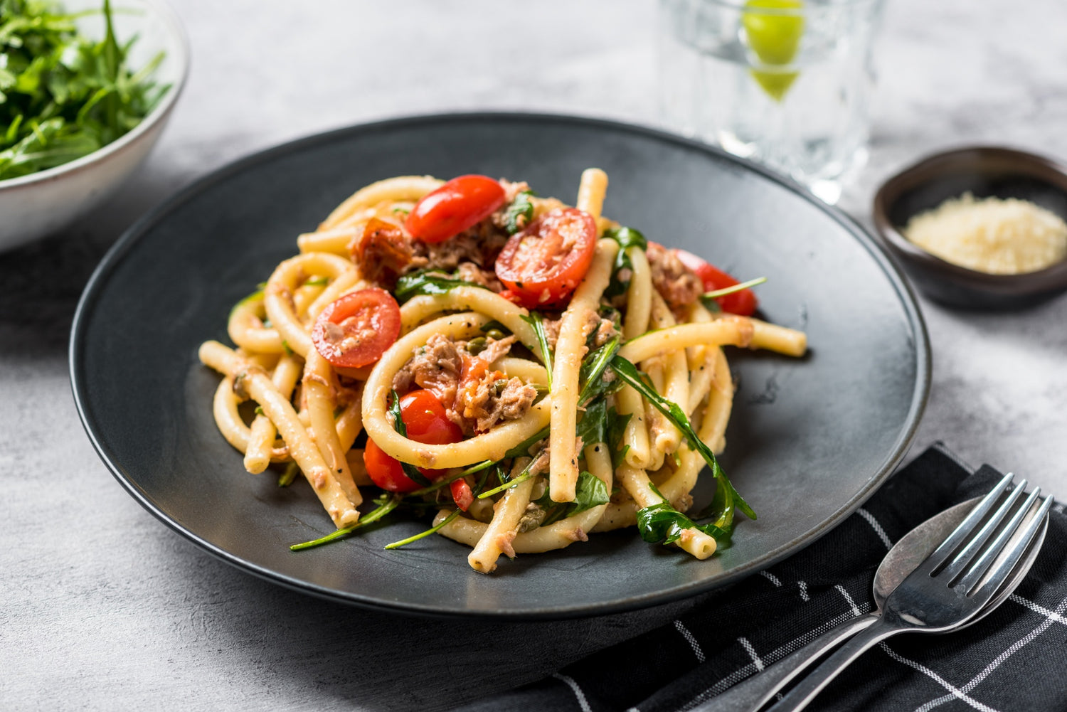 "Bucatini pasta tuunikala, kapparite ja rukolasalatiga": Hero Image - Pos 1