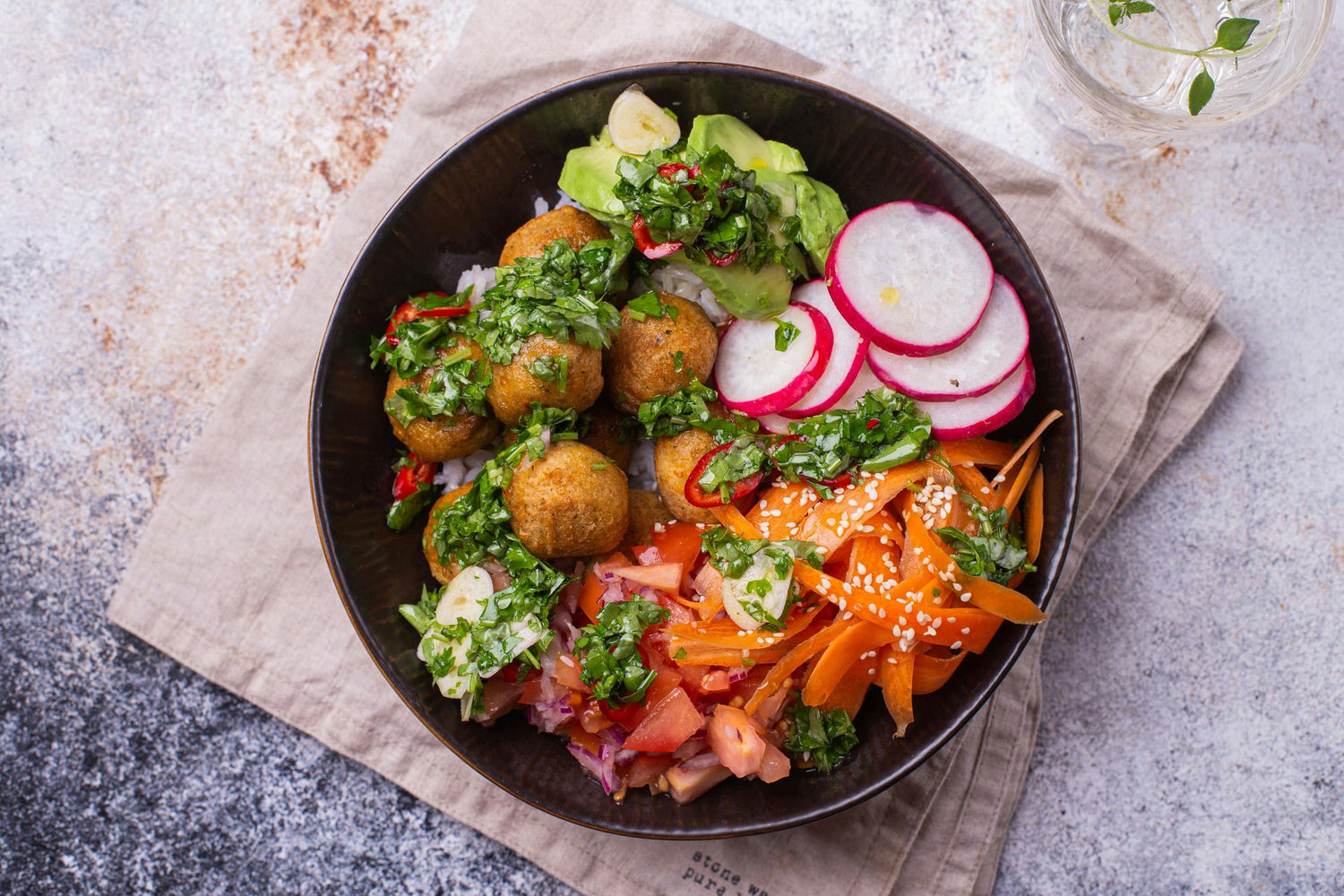 "Poke bowl falafelite, chimichurri kastme ja pico de galloga": Hero Image - Pos 1