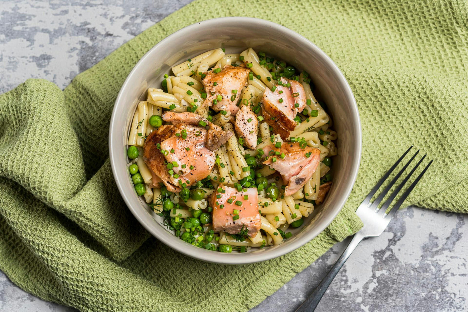 "Kiire pastasalat teriyaki-forelli, herneste ja tilliga": Hero Image - Pos 1
