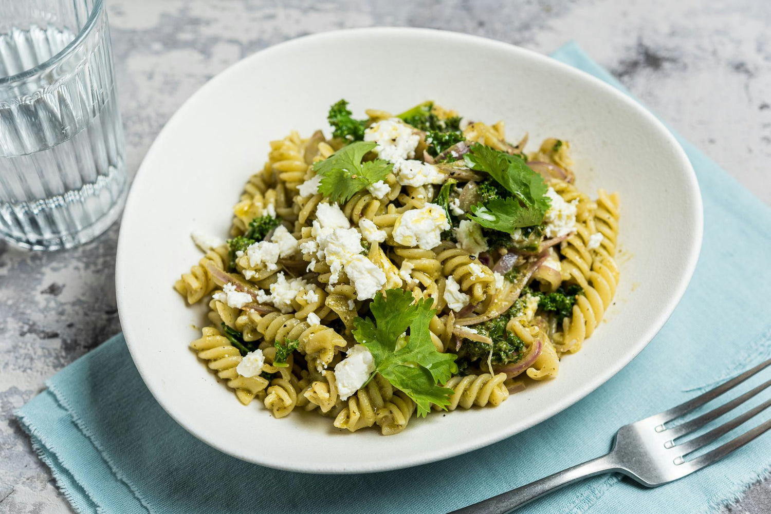 Pestokastmes fusilli pasta lehtkapsa ja fetajuustuga: Hero Image - Pos 1